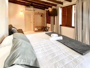 una camera da letto con un grande letto bianco con asciugamani di Casa Lucia Beachfront Puerto Morelos a Puerto Morelos