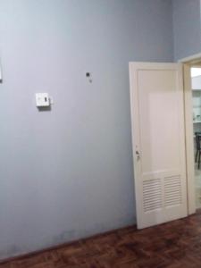 a room with a white wall and a door at Ninho do pelicano in Fortaleza