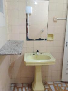 a bathroom with a sink and a mirror at Ninho do pelicano in Fortaleza