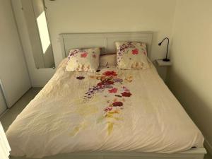 un lit avec des fleurs dessus dans une chambre dans l'établissement Maisonnette, à Bormes-les-Mimosas