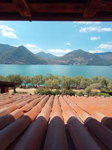 uma vista para um lago a partir do telhado de um edifício em Open space fronte lago em Monte Isola