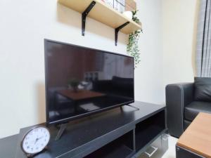TV a/nebo společenská místnost v ubytování 43新宿最中心 新宿御苑前站5分-Shinjuku center 5 mins to Station, Max 3 直达新宿 涉谷 表参道 池袋 上野 代代木 银座 原宿