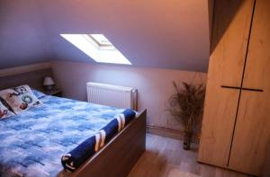 سرير أو أسرّة في غرفة في Apartman Marija