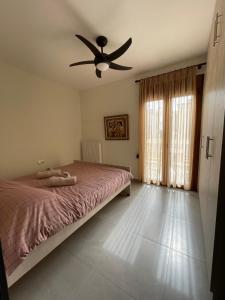 德拉瑪的住宿－Belvedere 1，一间卧室配有一张床和吊扇
