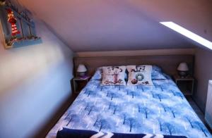 سرير أو أسرّة في غرفة في Apartman Marija