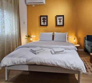 ein Schlafzimmer mit einem großen Bett mit Handtüchern darauf in der Unterkunft Vibe Studio Apartment in Tirana