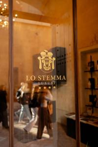 un cartello sulla finestra di un negozio di Lo Stemma Luxury Boutique Hotel a Matera