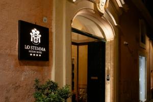 znak na boku budynku w obiekcie Lo Stemma Luxury Boutique Hotel w mieście Matera