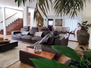 エシュポゼンデにあるCasa com piscina para 10 pessoas - 5 min da praia Esposendeのソファとテーブルのあるリビングルーム