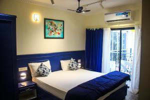 Tempat tidur dalam kamar di Santorini - peaceful studio apartment, Candolim, Goa