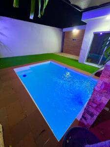 una gran piscina en una habitación con aperitivos en La casa del profe, en Tampico