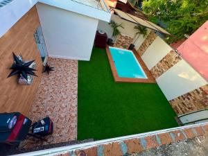 una vista aérea de un patio trasero con piscina en La casa del profe, en Tampico