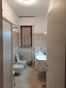 een badkamer met een toilet, een wastafel en een toilet bij Domus Lineker in Venafro