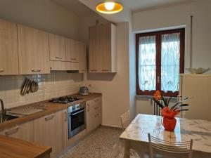 a kitchen with a table with a vase on it at Domus Lineker in Venafro