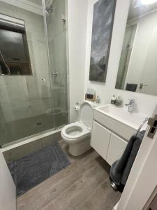ein Bad mit einem WC, einer Dusche und einem Waschbecken in der Unterkunft Castle Rock Apartment in Kapstadt