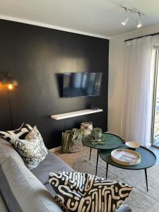 ein Wohnzimmer mit einem Sofa und einem Tisch in der Unterkunft Castle Rock Apartment in Kapstadt