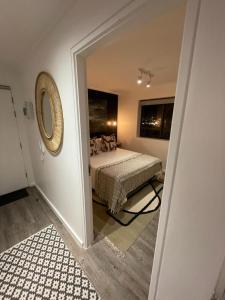 Schlafzimmer mit einem Bett und einem Spiegel in der Unterkunft Castle Rock Apartment in Kapstadt