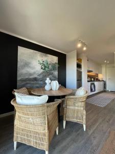 ein Esszimmer mit einem Tisch und einigen Stühlen in der Unterkunft Castle Rock Apartment in Kapstadt