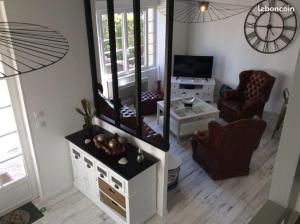 a living room with a large mirror on the wall at Belle villa 150 m Carnac plage in Carnac