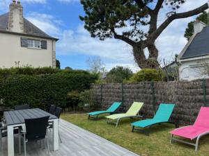 a group of chairs and a table and a fence at Belle villa 150 m Carnac plage in Carnac