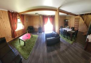a living room with a couch and a table at Cabaña Alto Naupe in Puerto Saavedra