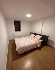 1 dormitorio con 1 cama con manta a cuadros en 2 bedroom and kitchen, en Mons