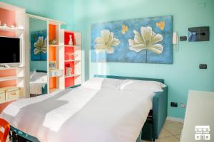 ベッラーノにあるTHE BEACH by Design Studioのベッドルーム1室(壁に絵画が描かれた大型ベッド1台付)
