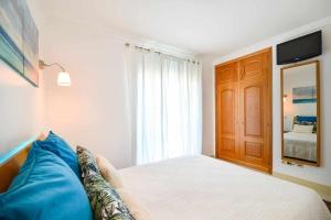 a bedroom with a bed and a large window at Apartamento Moderno Albufeira L14 in Albufeira