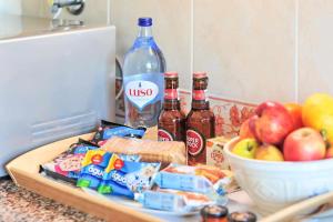 una mesa con una bandeja de comida y botellas de refresco en Apartamento L14 by MTPhomes, en Albufeira 19 fotos más