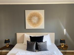 una camera da letto con un letto con due tavoli e un quadro di Luxurious apartment with garden a Prien am Chiemsee