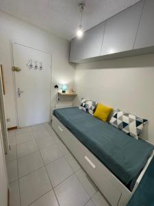 Habitación pequeña con cama en habitación con puerta en Appartement cosy avec terrasse proche des pistes et du centre du village, en Ancelle
