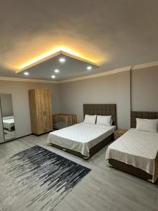 1 Schlafzimmer mit 2 Betten und einem Teppich in der Unterkunft Ozn Suit Airport in Arnavutköy
