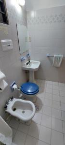 ein Badezimmer mit Toilette und Waschbecken in der Unterkunft Ayen Hue Casa Vacacional en Mayu Sumaj in San Antonio de Arredondo + 36 Fotos