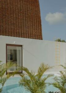 ein weißes Gebäude mit einem Fenster und einer Leiter in der Unterkunft Casa Attico - Design Beach House in Touros