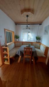 uma sala de estar com uma mesa e um sofá em Holz Haus nähe Wien em Traiskirchen