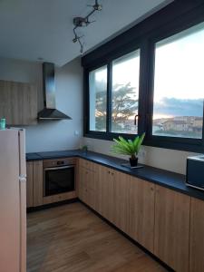 Kuchyň nebo kuchyňský kout v ubytování Appartement Mimizan Plage accès direct plage surveillée