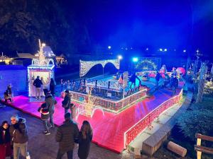 grupa ludzi stojących wokół skate parku z lampkami świątecznymi w obiekcie Enjoy Durbuy 2 w mieście Durbuy