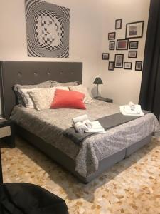 1 dormitorio con 1 cama con almohada roja en Ai Senatori, en Roma