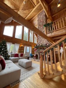 una sala de estar con una escalera en una cabaña en Casa Madera Chalet, en Val des Monts