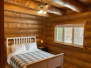 1 dormitorio con 1 cama en una cabaña de madera en Casa Madera Chalet, en Val des Monts