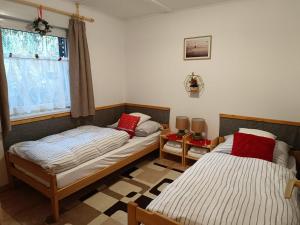 2 camas individuales en una habitación con ventana en Regina Ranch, en Igal