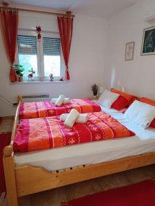 two beds sitting next to each other in a bedroom at Regina Ranch in Igal