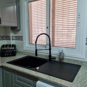 Kuchnia lub aneks kuchenny w obiekcie SunRise Den, a pie de playa, vista al mar y piscina
