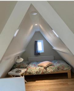 um quarto com uma cama num sótão em Dromen aan het strand em Egmond aan Zee
