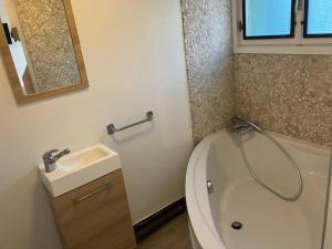 Koupelna v ubytování Le Nid Castries - Charmant logement complet et équipé Centre Castries proche Montpellier