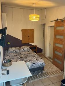 una camera con un letto e un tavolo di Le Nid Castries - Charmant logement complet et équipé Centre Castries proche Montpellier a Castries