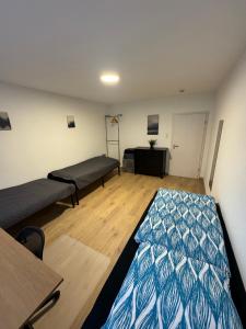 um quarto com duas camas e uma mesa em 5-room apartment (120 sqm) with 2 bathrooms, 2 kitchens, bar area & balcony directly in the city centre em Karlsruhe