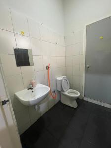 a bathroom with a toilet and a sink at HANZ HOMESTAY MELAKA 3 - For Muslim in Melaka +17 photos