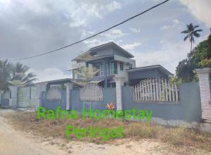 una casa con una recinzione blu e un cancello di Rafna Homestay a Kota Bharu