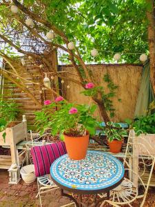 - une table et des chaises fleuries sur la terrasse dans l'établissement Elbe Garden Paradise, à Dresde